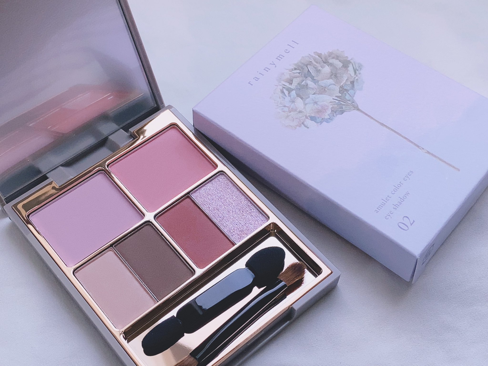 ainymell ⌇アミュレットカラーアイズ02 ディアローズ

＼chunさんプロデュース☁️／

ベースで使うカラーは大きく、ポイントに使う濃い色やラメは小さく。ミラー･チップ･ブラシがセットされていて 使いやすさ抜群◎

上の2色のピ