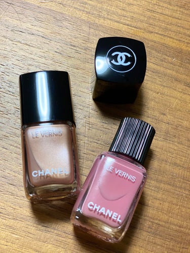 CHANEL
ヴェルニ ロング トゥニュ
743 ペタル
895 サンライト

お義母からの誕生日プレゼント🎁❤️
かわいい色でしたー！嬉しい！

特にサンライトは細かいラメが上品で、場面を問わず使えて