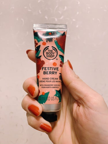 BODY SHOPでのクリスマス限定は初購入かもです🎄✨
発売日に買いに行きました😆

華やかなベリーの香りに、クリームはほんのりピンク。
サラッとしていて、PC使いたい時にはベタつかずに良いかも？と思