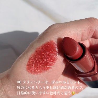 BOBBI BROWN クラッシュド リップ カラーのクチコミ「ふんわりマットな赤リップ💄
⠀
⠀
✼••┈┈┈┈┈┈┈┈┈┈┈┈┈┈┈┈••✼
BOBBI .....」（3枚目）