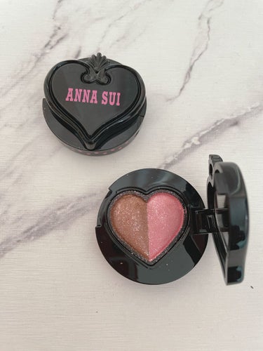 ANNA SUI
スイ ブラック アイカラー
301  ブラウンとピンク
303 ピンク2色

ぷぅぴぃ💜💗ちゃんが投稿で
紹介していて
とても可愛いと思ったので購入しました！
昨年2021年の春夏限定