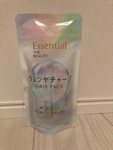 Essential THE BEAUTY うるツヤチャージヘアパック　を使ってみました。

フローラルリュクスの優しい香りがふんわりして癒されます。白いこっくりしたテクスチャーだけど、全然重くなくて伸び