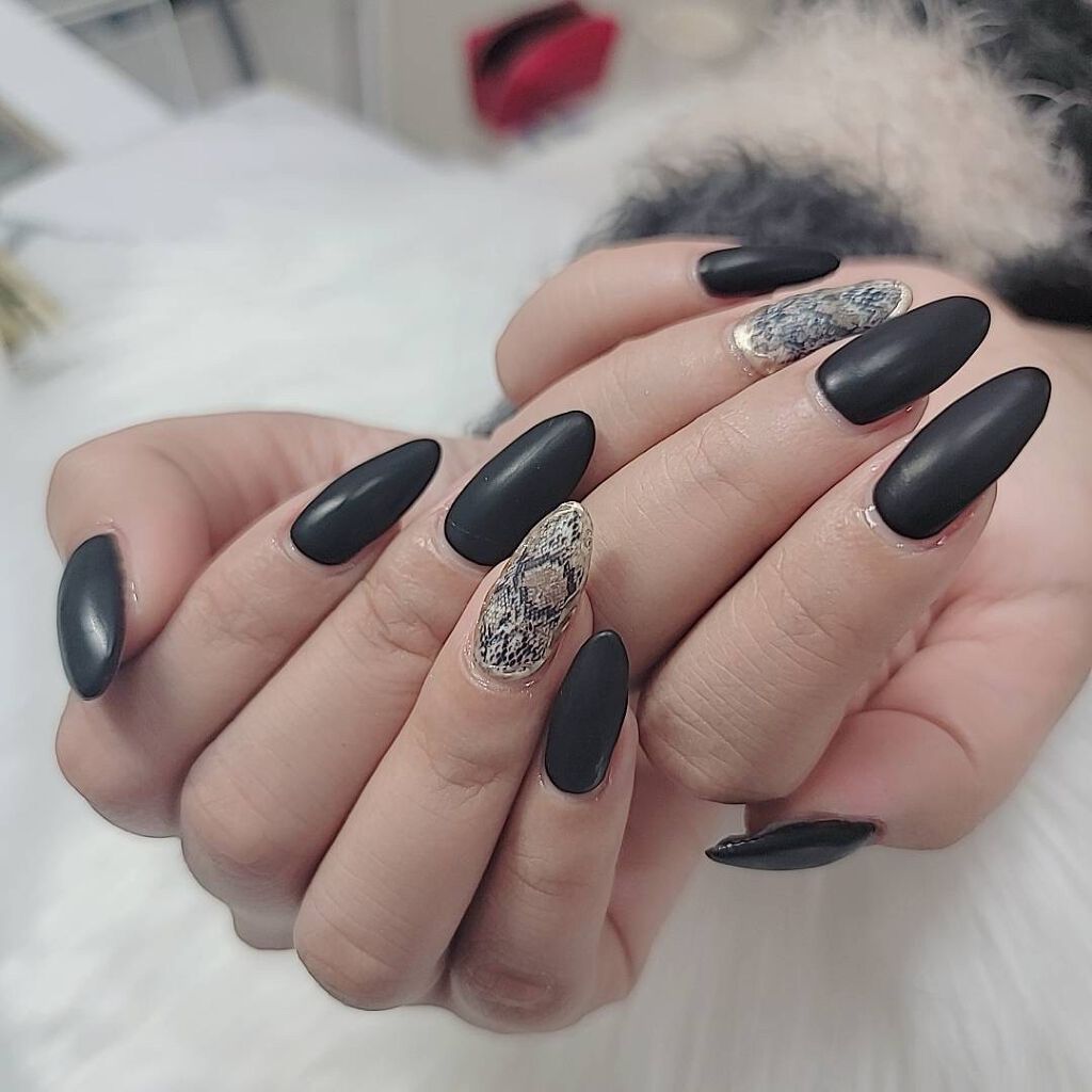 #ネイル,#マットネイル,#パイソンネイル,#ブラックネイルのネイルデザイン