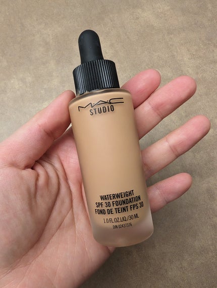 M・A・C スタジオ ウォーターウェイト SPF 30 ファンデーションのクチコミ「これ発売されてから今年までずっと愛用してました!✨
軽いつけ心地で好きだけど、カバー力がそんな.....」(1枚目)