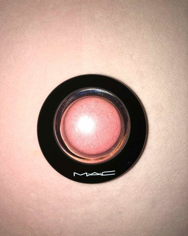 mac ミネラライズブラッシュ デインティ

どんな肌にでも似合うツヤ感のあるコーラルピンク色のチーク✨

ピンクは可愛いイメージがあるので、黒目の下から横長に引くと更に可愛さを引き出せると思います😊
