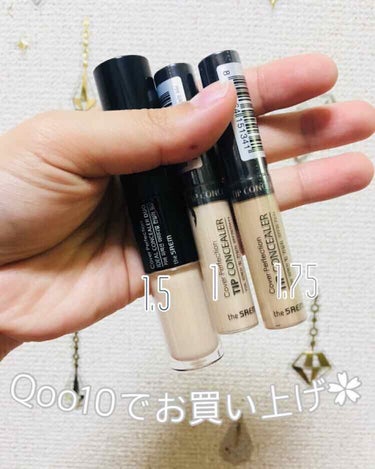 Qoo10で購入🐕 THE SAEM コンシーラー💄
お得な三本セットで試してみた◎

こんばんは🐕💄

先日ドンキでTHE SAEMのコンシーラーを発見し買おうかと思ったのですが、
色味が2種類しかなく800円程度だったので
一旦断念☹️。
Qoo10でお安いのを発見したので三本セットで
購入してみました🤩！

購入商品情報💄

THE SAEM
カバーパーフェクションチップコンシーラー
SPF28/PA++

🌈カラーは全部で5種類！
01号クリアベージュ・・・明るめベージュ
1.5号ナチュラルベージュ・・・標準ベージュ
02号リッチベージュ・・・暗めのベージュ
コントゥオベージュ・・・シェーディング
プライトナー ・・・ピンク系

THE SAEM
カバーファーフェクションアイデイアル
コンシーラードゥオ

チップとスティック両方あるタイプです🤓

チップ→SPF28/PA++
スティック→ SPF27/PA++

🌈カラーは全部で3種類
01号クリアベージュ・・・明るめベージュ
1.5号ナチュラルベージュ・・・標準ベージュ
02号リッチベージュ・・・暗めのベージュ

チップは、目元のクマや肌の汚れなど
薄くて広めの広いくすみをカバー

スティックは、シミ・そばかす、目立つほくろ傷跡など狭い部分をカバー

テクスチャ
色は濃い目でさらっとしてます◎
スティックは濃密な感じがありますが
スルッと塗れます🙆‍♀️

使用感
乾きやすいので伸ばすよりも叩いて乗せる感じが綺麗に映えると思います😊
少しずつ重ねながらカバーしていくのがいい感じ
あまり乗せすぎるとべったり感があるので
薄く重ねていくのがいいかもです！

グッとぽいんと💓
色味展開を混ぜて自分のカラーが作れる！
なによりもカバー力がいい！
チップは持ち歩きやすいサイズで
ポーチの優秀アイテムです！
UVケア入ってるのもよきです❤️

気になるぽいんと🤔
2in1タイプはちょっと大きいかも
太めのスティックなので存在感ありです笑
韓国からの輸入なので日本語がない😂笑

今回はQoo10からの購入だったので
送料無料でしたが、封筒にポンって感じで入ってました笑
なぜかくしゃくしゃになってて箱も歪んでるので見た目も大事な方は向かないかも🤔

お値段自体は三本セットで1389円でした！
2in1なしなら999円です！
お値段だけ見るとだいぶお得なので
お値段重視の方はおススメです🙋‍♀️💓の画像 その1