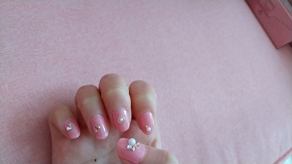 みづきん on LIPS 「初めてネイルしてみたあ!!女の子ぽさと派手すぎないようにデコっ..」(1枚目)