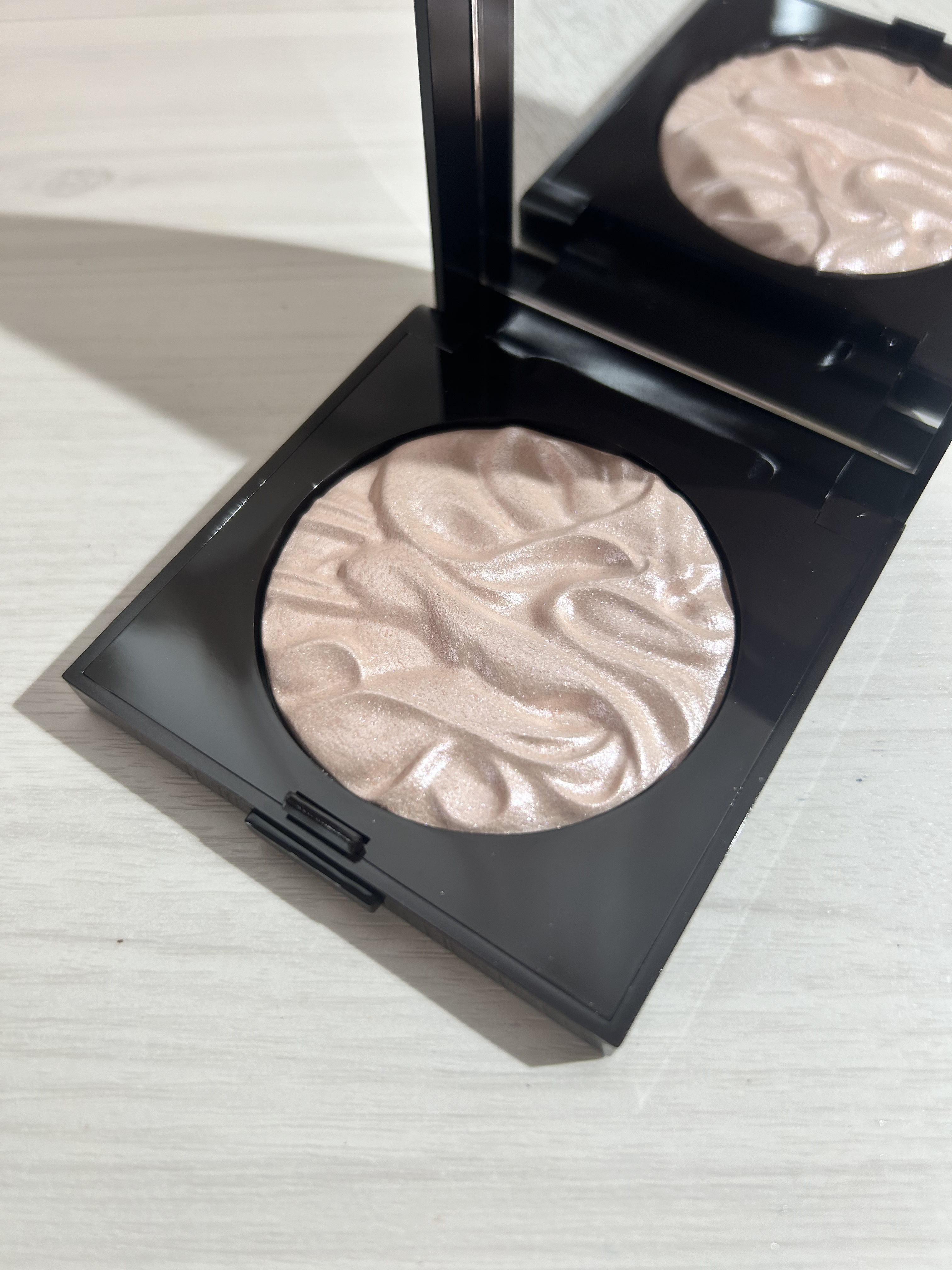 フェイスイルミネーター/ローラ メルシエ/パウダーハイライトを使ったクチコミ（1枚目）