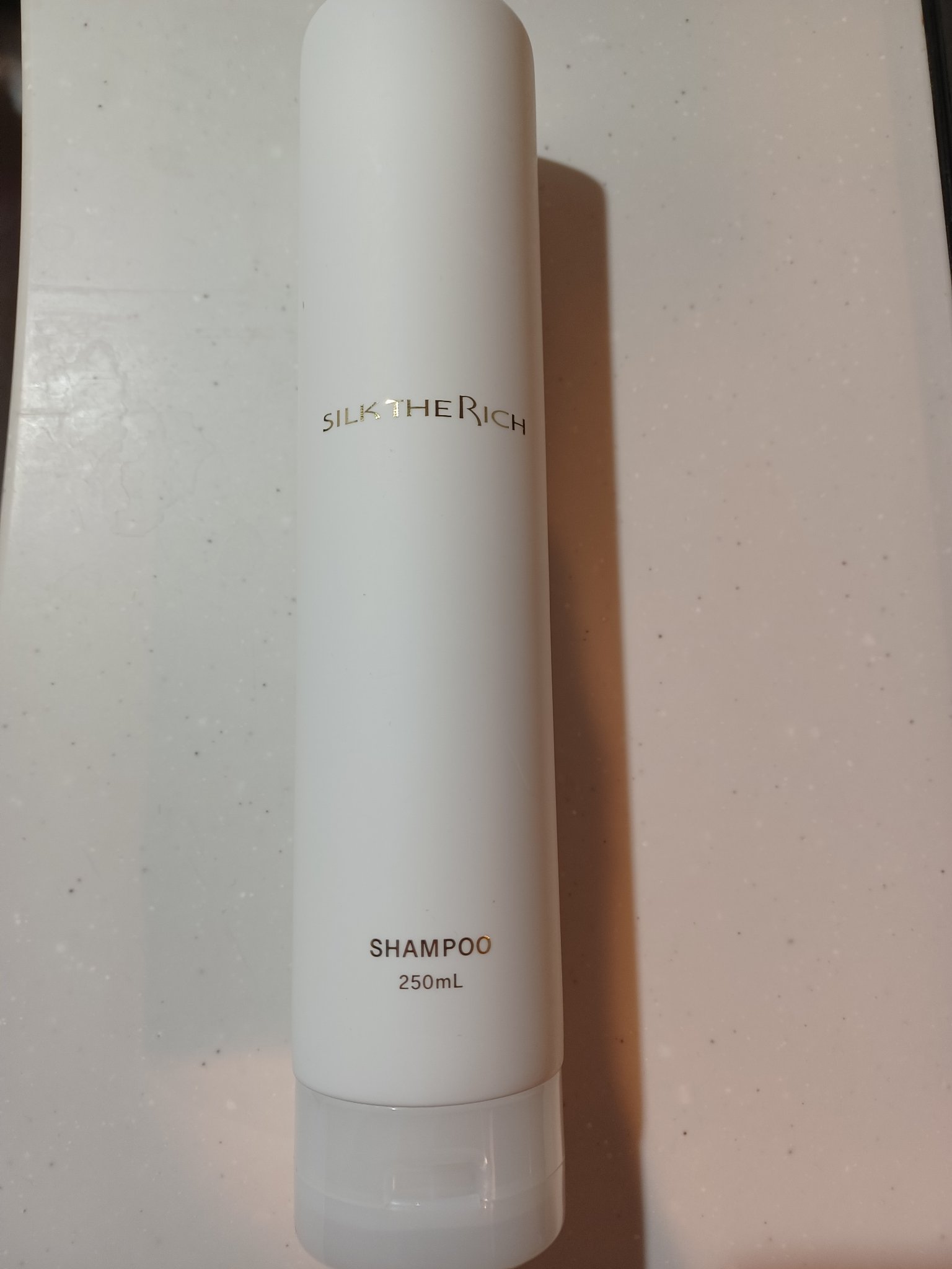 SILK THE RICH シャンプー/トリートメント。
パッケージがにスタイリッシュさがありお洒落です。
シャンプーのテクスチャーは少し固めのとろみ。
少し泡立てるのに時間がかかりましたが、もっちりとした泡になるので、しっかりと洗えます。