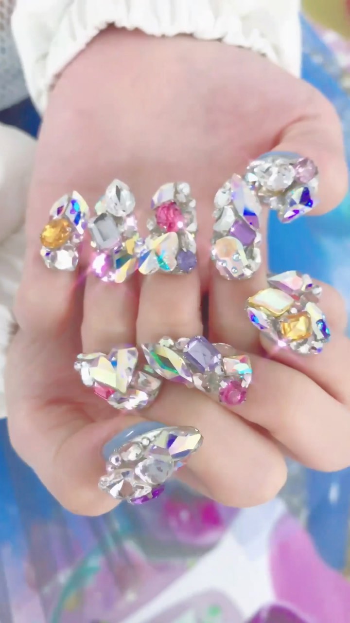 #ネイル,#ストーンネイルのネイルデザイン