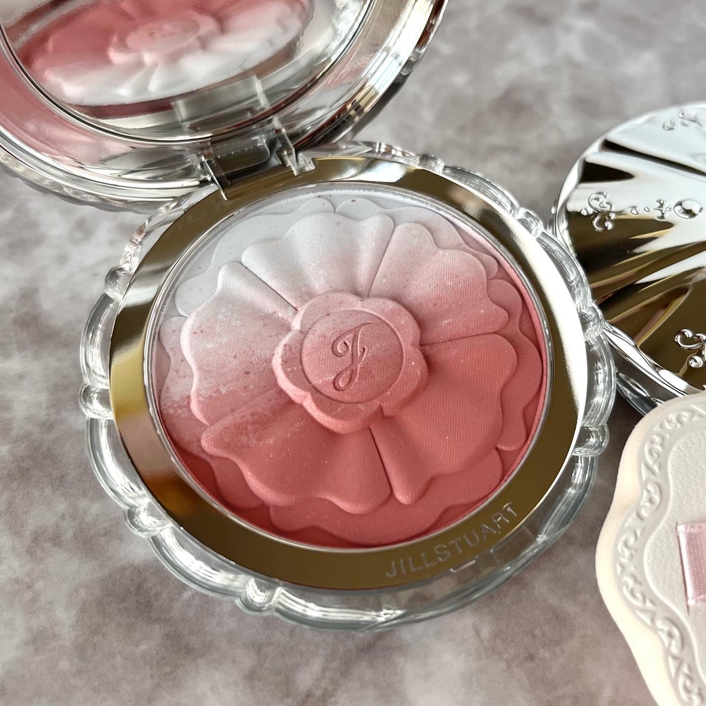 ジルスチュアート　パステルペタル ブラッシュ/JILL STUART/パウダーチークを使ったクチコミ（3枚目）