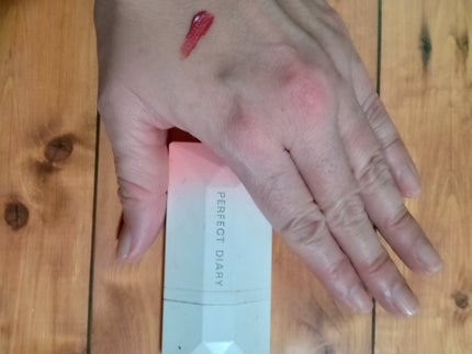 PERFECT DIARY PERFECT DIARY (パーフェクトダイアリー) READ ME フローティングライト リップグロスのクチコミ「お菓子みたいな匂いがするからつける時ちょっと嬉しい気持ちになります。
マットタイプですが、乾燥.....」(3枚目)