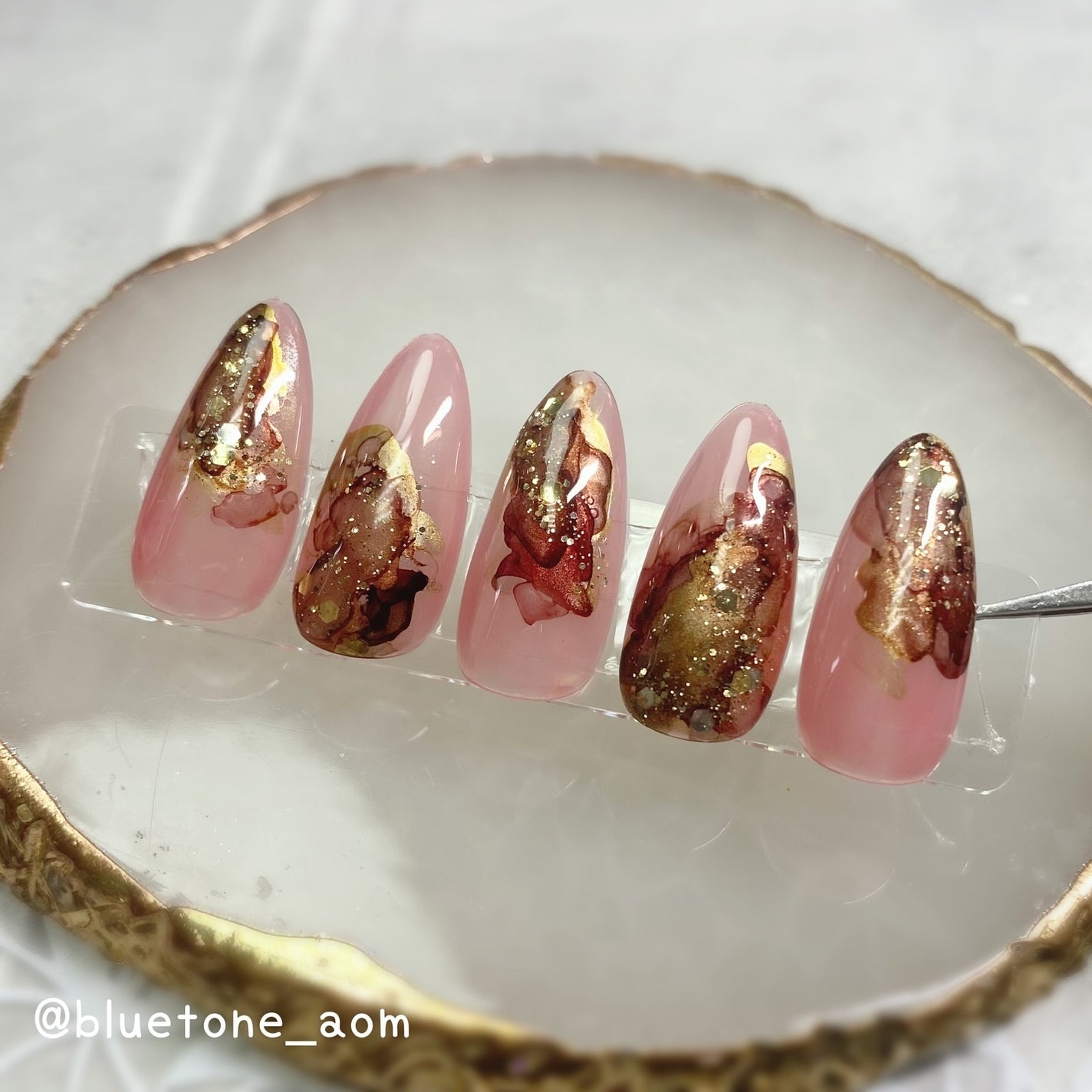 ⋆͛🦖⋆͛aomi on LIPS 「イチゴチョコみたいなニュアンスネイル美味しそう🤤🍓🍫インクやっ..」(1枚目)