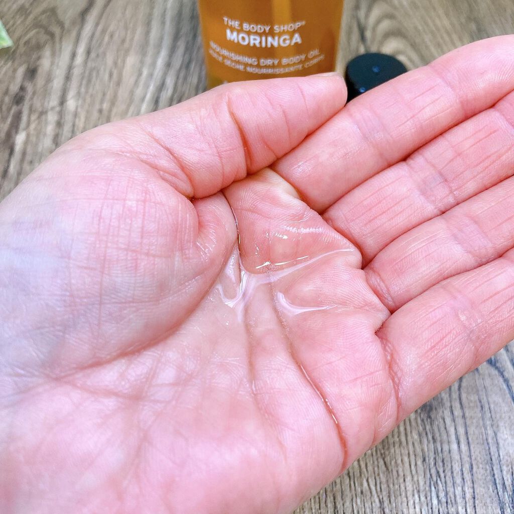 THE BODY SHOP ドライボディオイル モリンガのクチコミ「スプレー式の容器に入っています。透明の色のサラリとしたテクスチャーのオイルで華やかなモダンフロ.....」（3枚目）