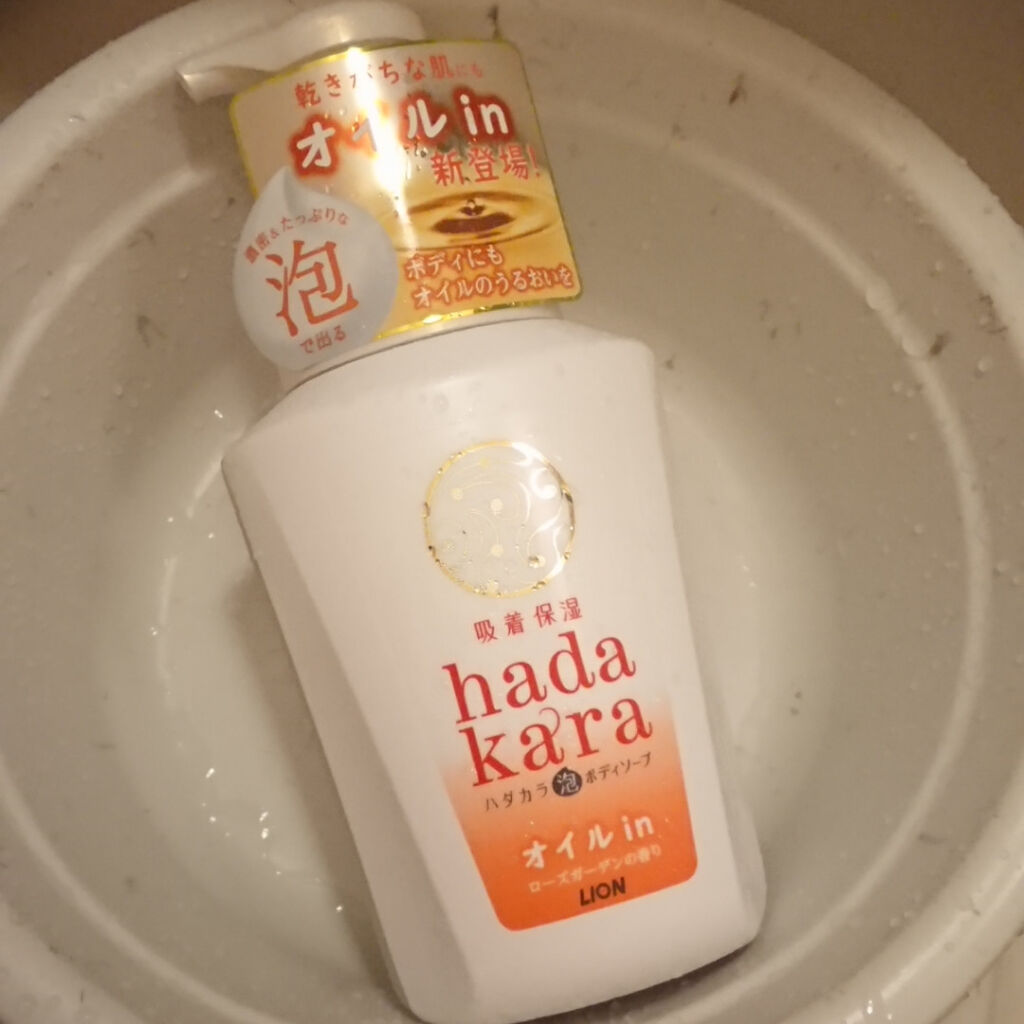 hadakaraボディソープ 泡で出てくるオイルインタイプ ローズガーデンの香り/hadakara/ボディソープを使ったクチコミ（2枚目）