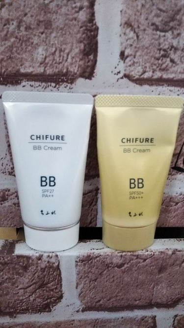 🍀ちふれBBクリーム 🍀

●白のチューブはSPF27 PA++
こちらのカラーは0 ほんのりピンクの普通肌色ピンクオークル系

●黄色のチューブはSPF50+ PA+++
リッチ モイスチャータイプ
カラーは0 ほんのりピンクの普通肌色ピンクオークル系
AEON限定販売になります。

白のチューブの方はドラッグストアなどちふれを扱ってるお店ならどこでも購入出来るので見たことある方は多いと思います。
黄色のチューブはAEON限定なので近くにないとなかなか見かけないとは思いますがオススメは黄色の方！！
理由は白のチューブに比べると少し値段は高いがSPF値が高いので紫外線などもガード出来る
モイスチャータイプなのでしっとりしていて保湿力もあります。
カバー力は普通なのでシミなどカバーしたい人には物足りないと思いますが
😊簡単にベースメイクしたい
😊紫外線もガードしたい
😊しっとりした保湿力のある肌に仕上げたい
こんな人にはオススメです！



#はじめての投稿の画像 その0