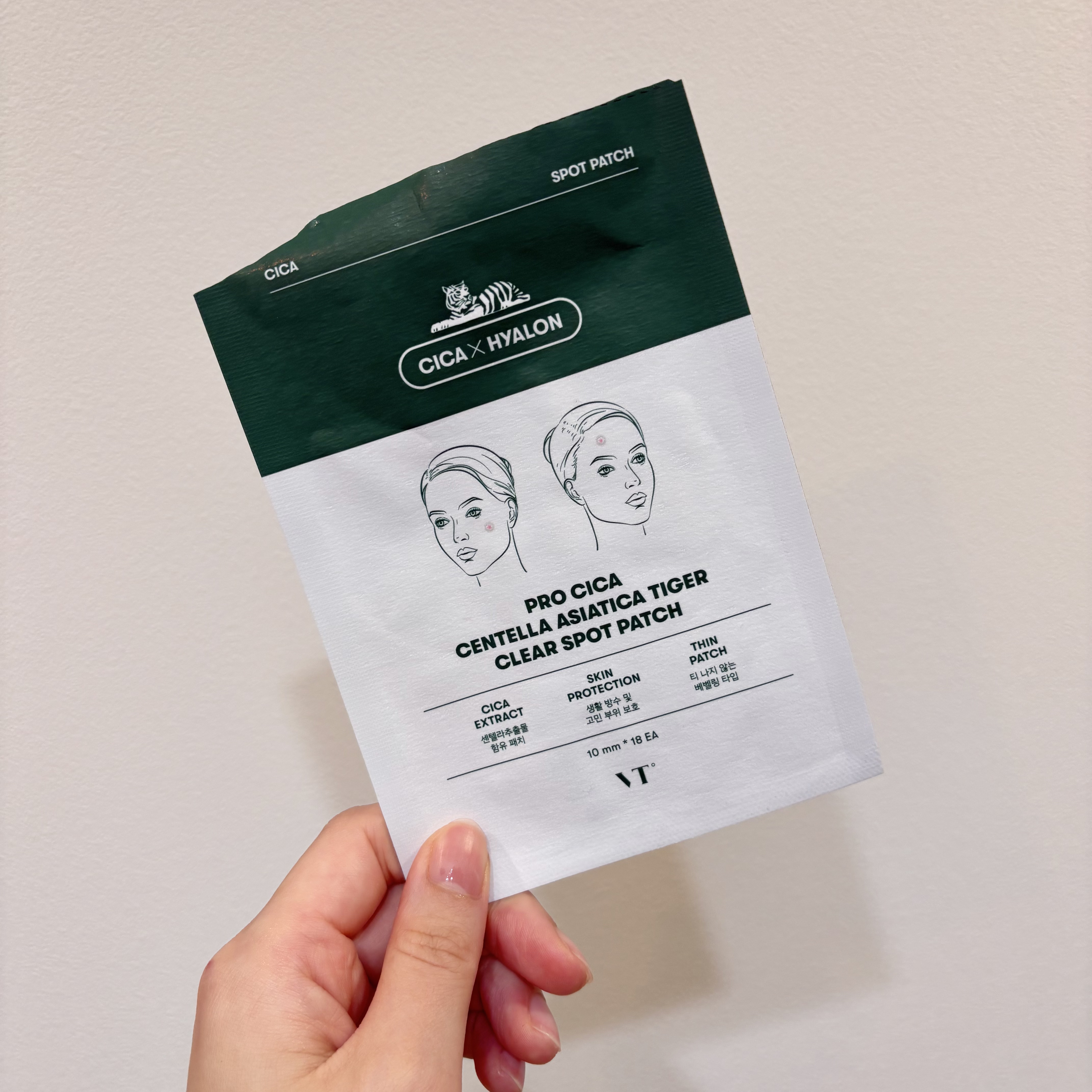 【ニキビケア！】

VT
プロCICA クリアスポットパッチ

ニキビできかけで貼ると
悪化せずに済むことが多くて救世主！

ニキビ大きくなってきて気になるときも
これはっとけば触って菌が入るの防いでくれるから
普段より治りが早い気がする◎