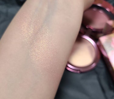 PAT McGRATH LABS SKIN FETISH: ULTRA GLOW HIGHLIGHTER のクチコミ「スウォッチ動画あり
▶︎PAT McGRATH LABS / SKIN FETISH: ULT.....」（3枚目）