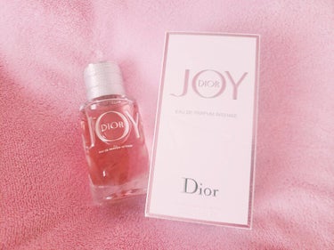 *JOY INTENSE*
こちらは就職祝いに妹からもらったDiorの香水、JOYです。
以前Diorでこの香水のサンプルをもらって、めちゃくちゃお気に入りだったんですがまぁ高い。30mL約1万円。香水