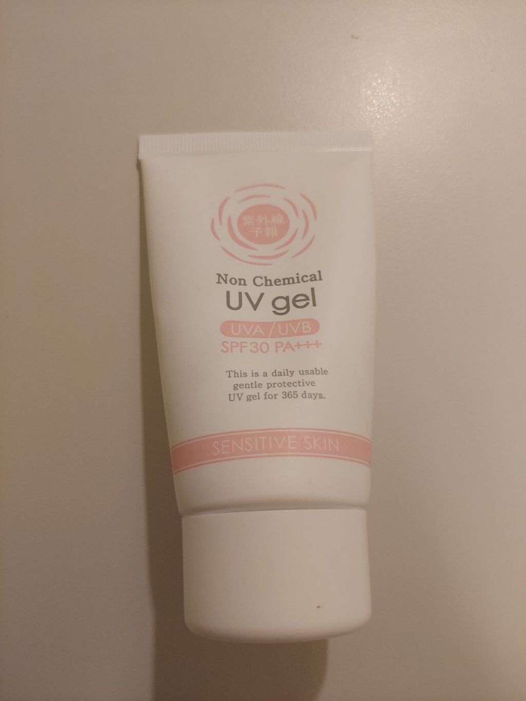 spf30PA+++と丁度良く、紫外線吸収材不使用なのも魅力的なポイントで、伸びも良く、最初は使いやすいと思っていたのですが、時間がたつと肌がとてもきしきししてきたのが残念でした😥😥

#紫外線予報　#ノンケミカルUVジェル #日焼け止