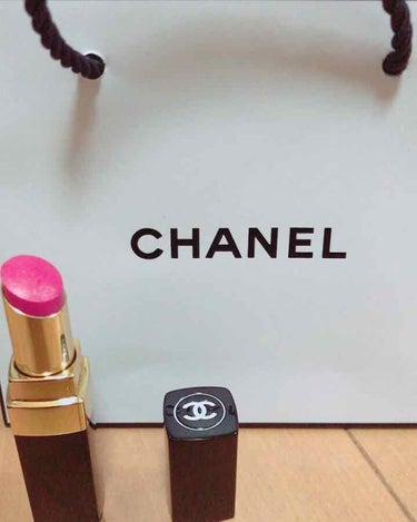 CHANEL
ルージュ ココ シャイン 98
3900＋税

憧れのCHANEL✨ 初CHANELはずっと欲しかったルージュココシャインにしました💄
買う前の日からずっとLIPSなどを見てどの色がいいか