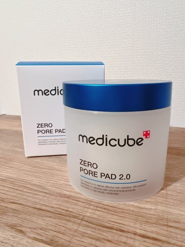 【使った商品】
MEDICUBEゼロ毛穴パッド2.0

【商品の特徴】
角栓・毛穴汚れをしっかり拭き取り！
韓国皮膚科学研究院で2週間の臨床試験を通して立証された“毛穴タイトニング効果”
たったの2週間で目に見える効果！ 2STEPで皮脂&老廃物をケアして毛穴のタイトニング効果まで体感してみてください！

【使い方】
①洗顔後、パッドのエンボシング加工された面で拭き取り
②ソフト面でパッティング

【どんな人におすすめ？】
毛穴が気になる方に𓅮

【良いところ】
とりあえず楽ちん𓃱
ズボラさんにはぴったり𓃰
たっぷり入っていて、液もしっかりヒタヒタなので長く使えそう！
敏感肌な私でも赤くならず使えました！

【イマイチなところ】
今のところ特にないです！

【成分】
水、メチルプロパンジオール、トロメタミン、乳酸、エタノール、１，２−ヘキサンジオール、グリセレス−２６、サリチル酸、（アクリロイルジメチルタウリンアンモニウム／ＶＰ）コポリマー、ベタイン、トレハロース、ラウリン酸ポリグリセリル−１０、エチルヘキシルグリセリン、グリセリン、アラントイン、ミリスチン酸ポリグリセリル−１０、ＥＤＴＡ−２Ｎａ、ＢＧ、ヒアルロン酸Ｎａ、ベタインサリチル酸、オレンジ果皮油、レモン果皮油、グレープフルーツ果皮油、ベルガモット果実油、ローズマリー葉油、ユーカリ葉油、ラベンダー油、ブドウ果実エキス、ライム果実エキス、レモン果実エキス、リンゴ果実エキス、オレンジ果実エキス、エチルヘキサンジオール、ツボクサエキス、セイヨウシロヤナギ樹皮エキス、ハナハッカ葉エキス、ヒノキ葉エキス、乳酸桿菌／ダイズ発酵エキス、カシア樹皮エキス、オウゴン根エキス、スベリヒユエキス、メマツヨイグサ花エキス、ダイオウショウ葉エキス、ウルムスダビディアナ根エキス、クズ根エキス

#MEDICUBE #ゼロ毛穴パッド2.0 #毛穴ケア #スキンケア #Qoo10メガ割  #お守りスキンケア情報 の画像 その0