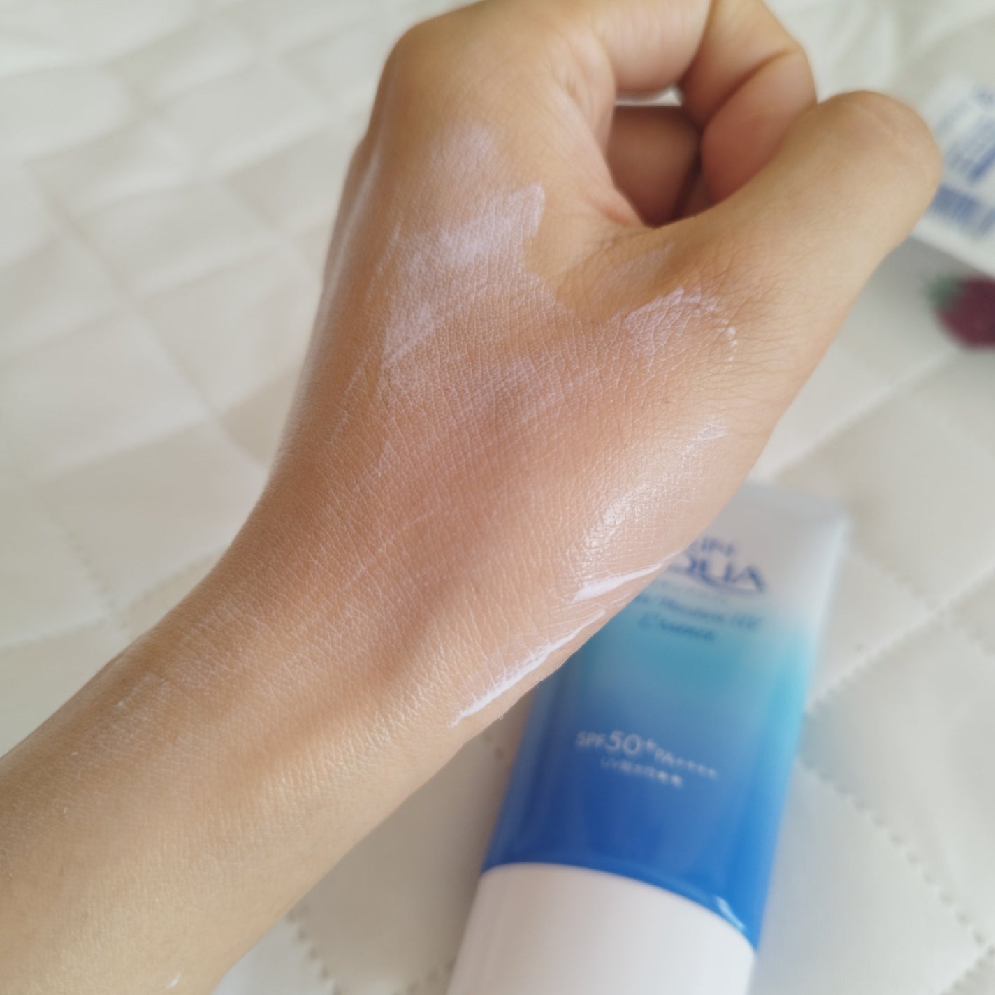 スーパーモイスチャーUVライトアップエッセンス/スキンアクア/日焼け止めローションを使ったクチコミ(4枚目)