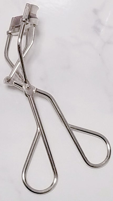 SHISEIDO アイラッシュカーラーのクチコミ「こんばんわ😌
ビューラーの上げ方についてです!
今回は
動画編集含め
新しい投稿の仕方です.....」(2枚目)