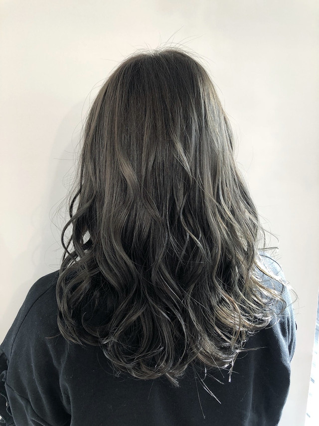 アッシュグリーンカラーの髪色の女性の後ろ姿