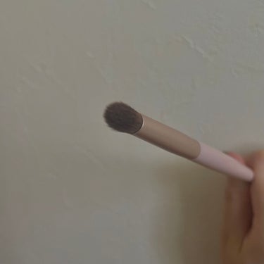 AC MAKEUP ACスマッジブラシのクチコミ「これ！百均で買ったんだけど
凄くよい！
チクチクしないし、粉飛びもしない、
持ちやすく、可愛い.....」（3枚目）