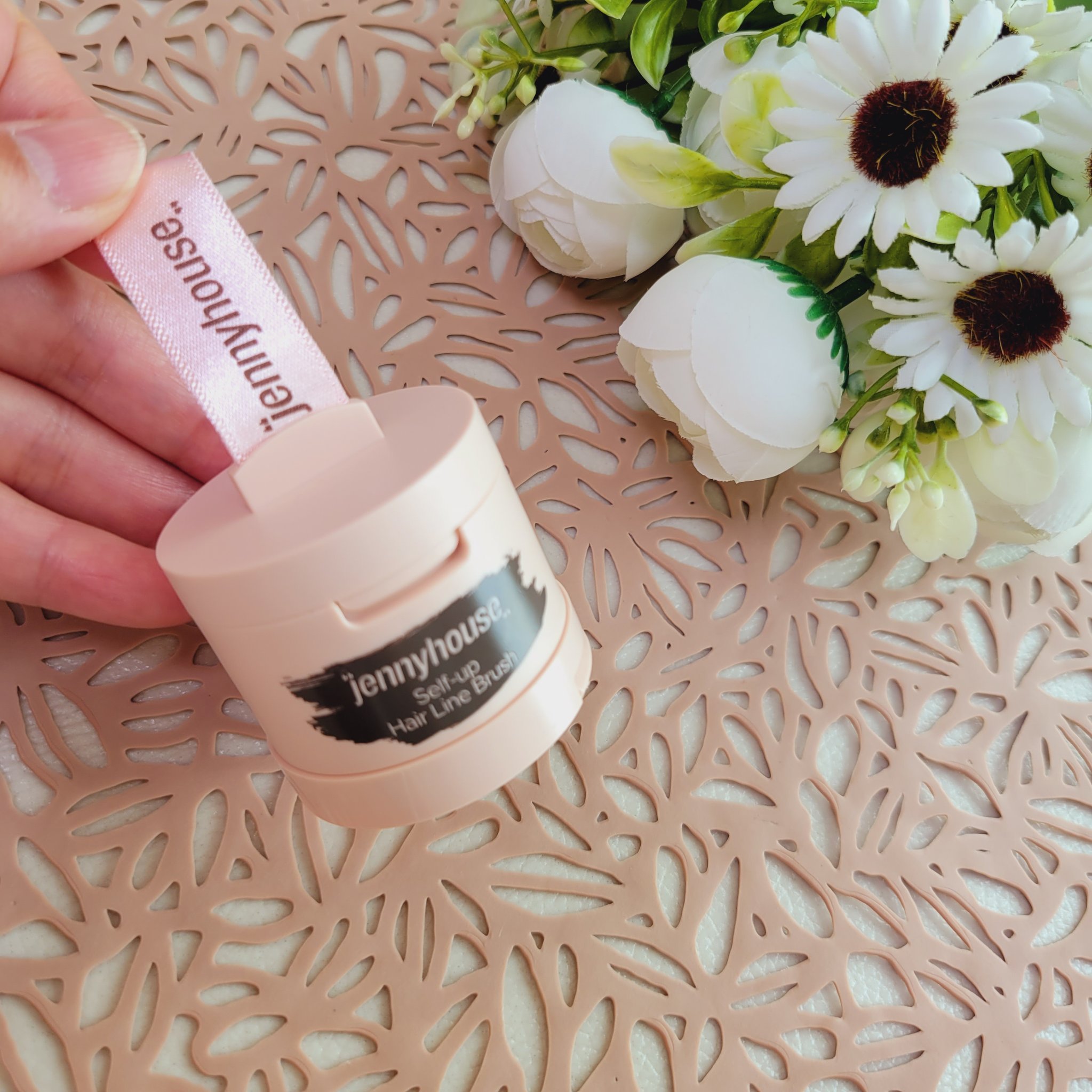 ♡ ••┈┈┈┈┈┈┈┈•• ♡

11月7日に発売されたばかりのヘアブラシだよ。

これ凄いよ！！
○顔まわりでシェーディングパウダーになり小顔ヲ演出(ヘアシャドー)

○パウダーブラシとして、自然な眉を演出(アイブロウ)

○ひと塗りで