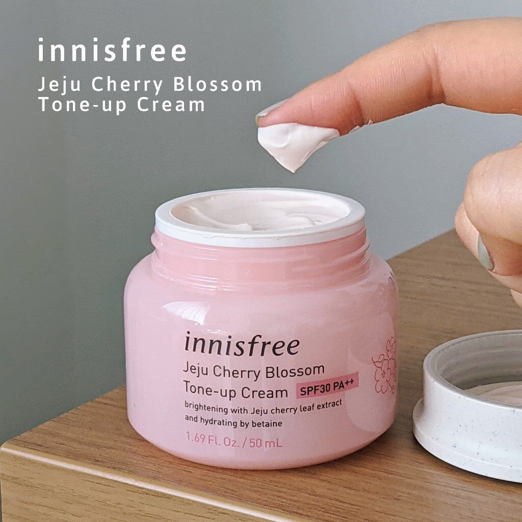 《innisfree チェリーブロッサム トーンアップ クリーム UV》
ほんのりさくら色クリームで春を呼ぶ🌸 時短メイクにも◎



こちらお友達からの頂きものです…😌

最近毎日使ってるかも…！使い心地がしっとりで好きです🥺🤍

