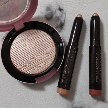 エクストラ ディメンション スキンフィニッシュ フルール シュア/M・A・C/プレストパウダーを使ったクチコミ(2枚目)