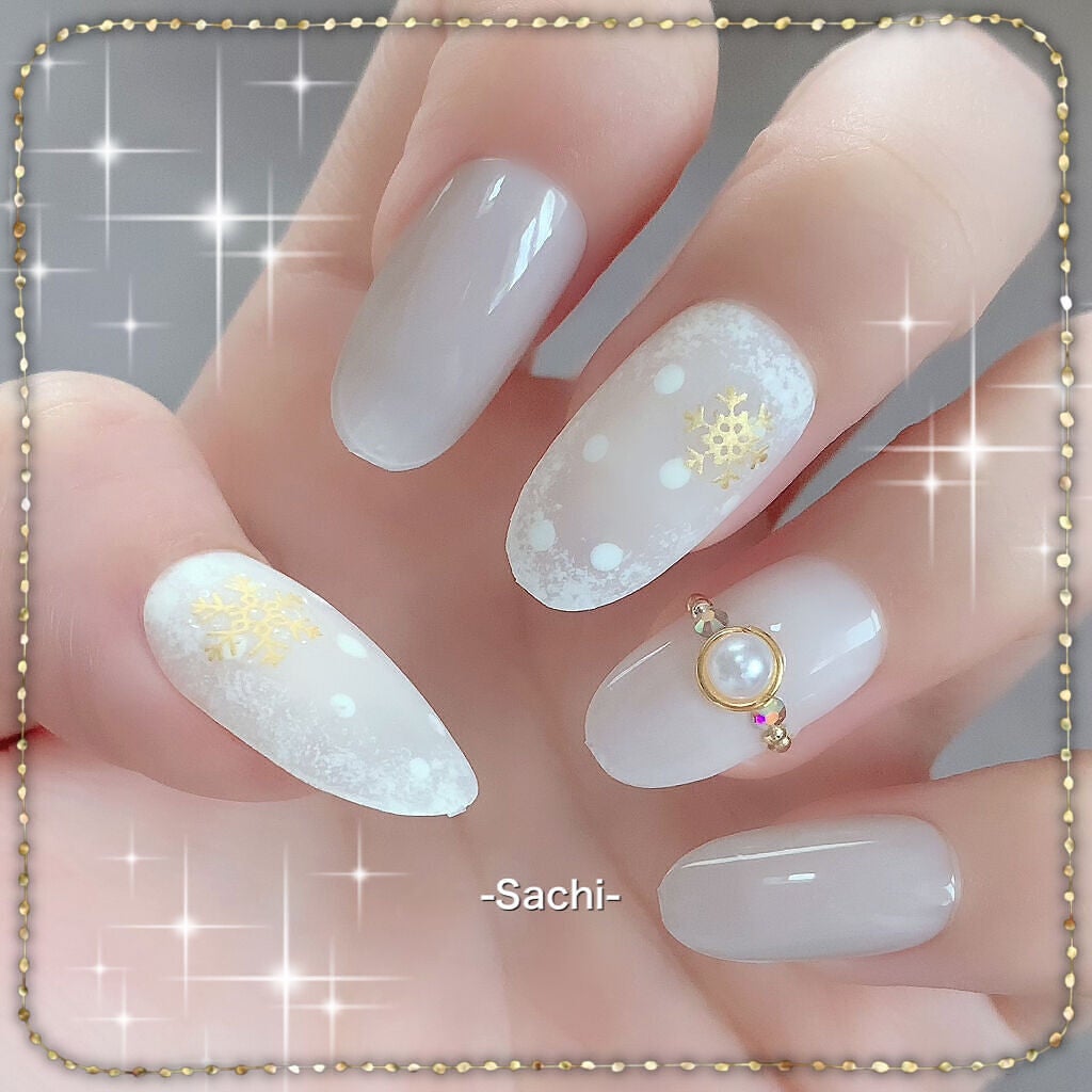 派手な冬ネイルはパーティーやイベントにおすすめ!上品ゴージャスなネイルデザイン紹介のサムネイル
