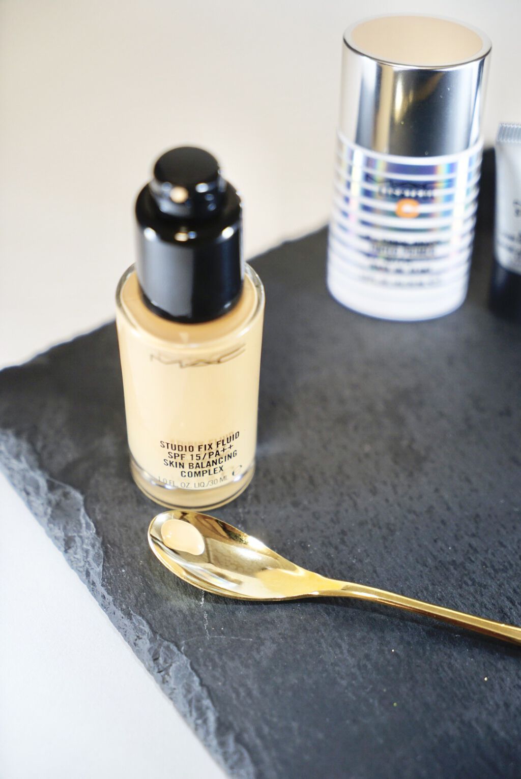 スタジオフィックス フルイッド SPF 15 NC25（標準色）/M・A・C/リキッドファンデーションを使ったクチコミ（2枚目）