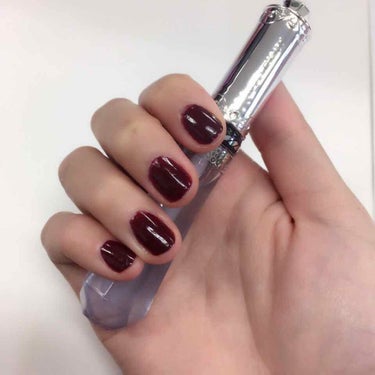 ちふれのネイルエナメル572💅
YSL塗る前はこれ塗ってた❤️

写真は2度塗りです。深い赤が冬らしくて可愛い✨
濃い色ってわりとムラになりにくいはずなんだけど、これは1度塗りでは我慢できないくらいムラ