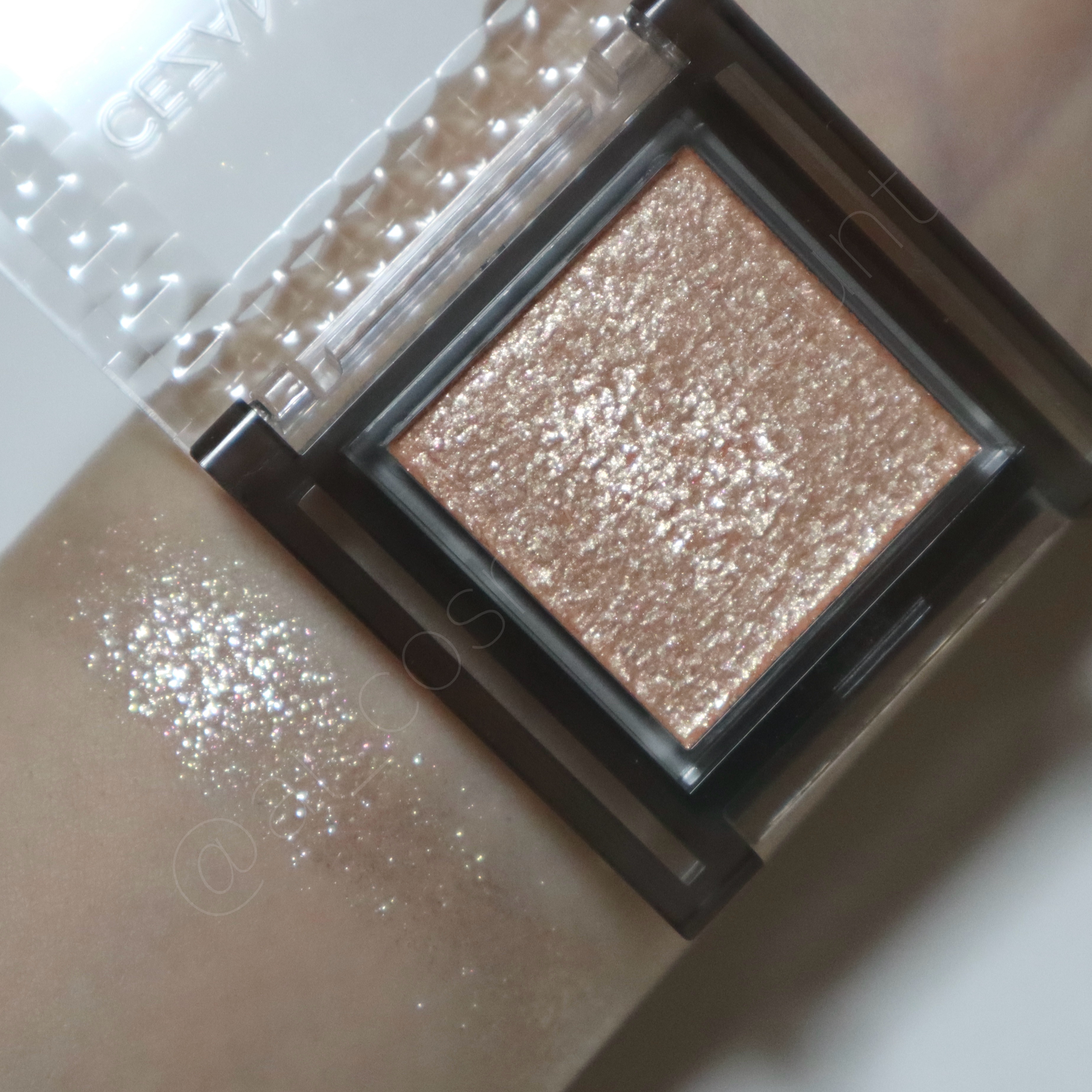 シングルシャイニーアイシャドウ/CEZANNE/アイシャドウを使ったクチコミ（2枚目）