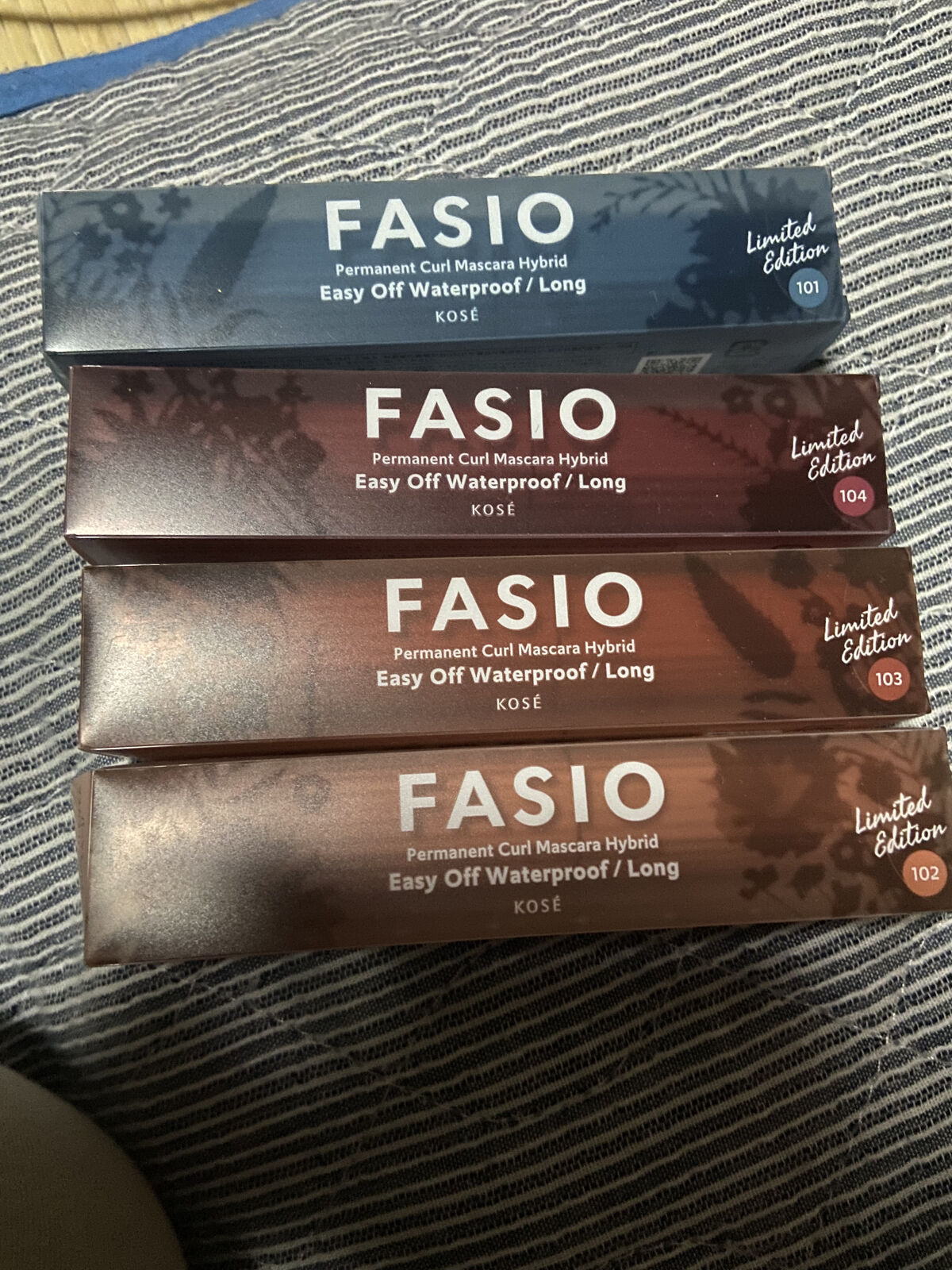 この度LIPSを通じてFASIO様より新作のマスカラの限定色(4色)を提供していただきました✨

FASIO　パーマネントカール マスカラ ハイブリッドロング
101　永遠の幸福〈青いカーネーションの花言葉〉透明感をあたえるダスティブルー　