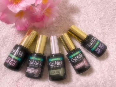 セリアのジェルネイル💅★*

セリアのジェルネイルはカラーも凄い豊富にあってトップコート、ベースコートまで100円で買えちゃうコスパの良さ😳👏✨✨

ライト対応でマニュキアのように筆がついているので簡単