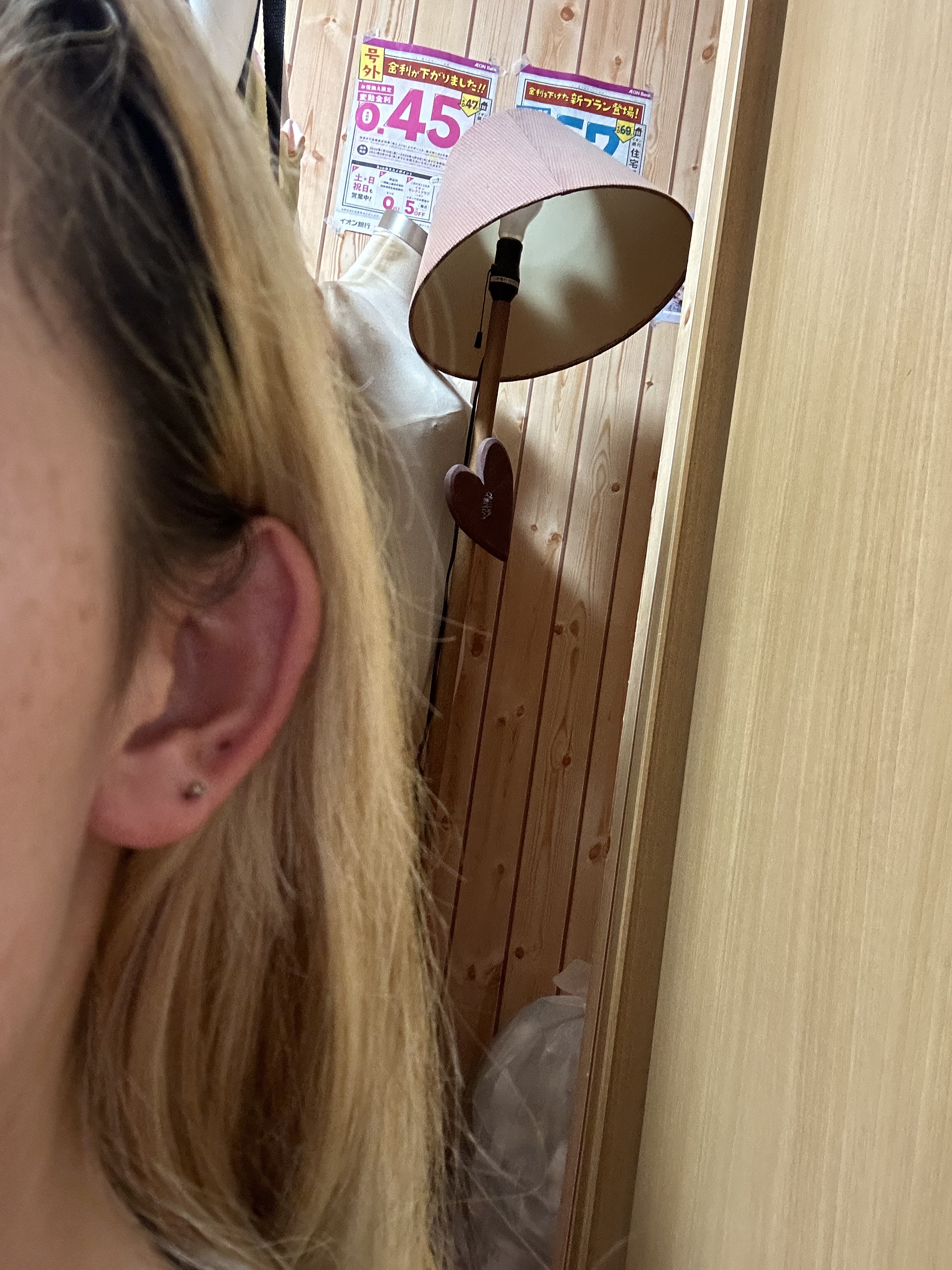 ピアッサーでピアス開けました
ピアスデビューしました
ドンキーホーテでピアッサーを購入して開けました
オレンジ色にしました

