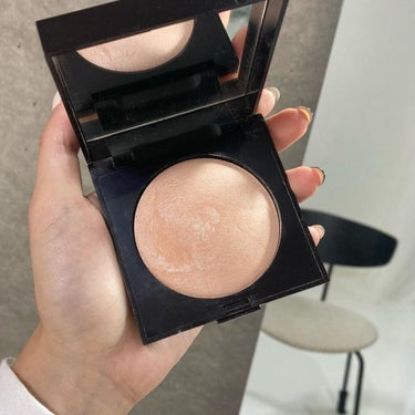 おすすめハイライト✨

LAURA MERCIER の
マットラディアンス　ベイクドパウダー　ハイライト01

粒子がめちゃ細かくて、パウダーなのにツヤ肌に見える上品なハイライト🥺

使いやすくておすす