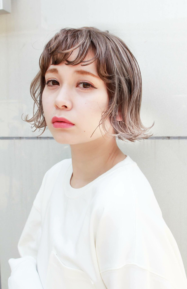 短めタンバルヘアの女性
