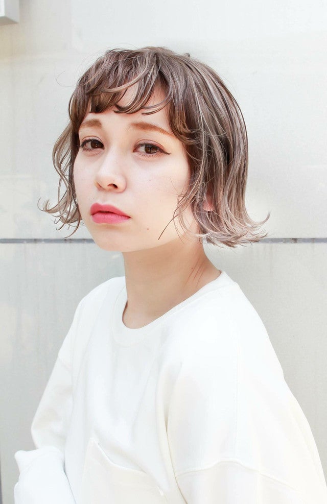 短めタンバルヘアの女性