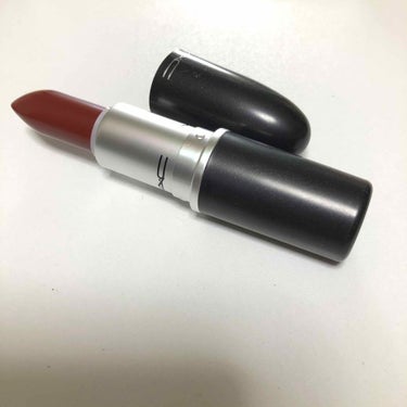 MAC522のSPICE IT UP!です。
このカラーは少し霞んだ深みのある赤リップです！
ほんとに可愛い色だと思います！個人的にすごくタイプなカラーです笑
ふたつのリップのカラーを比較した感じはほぼ