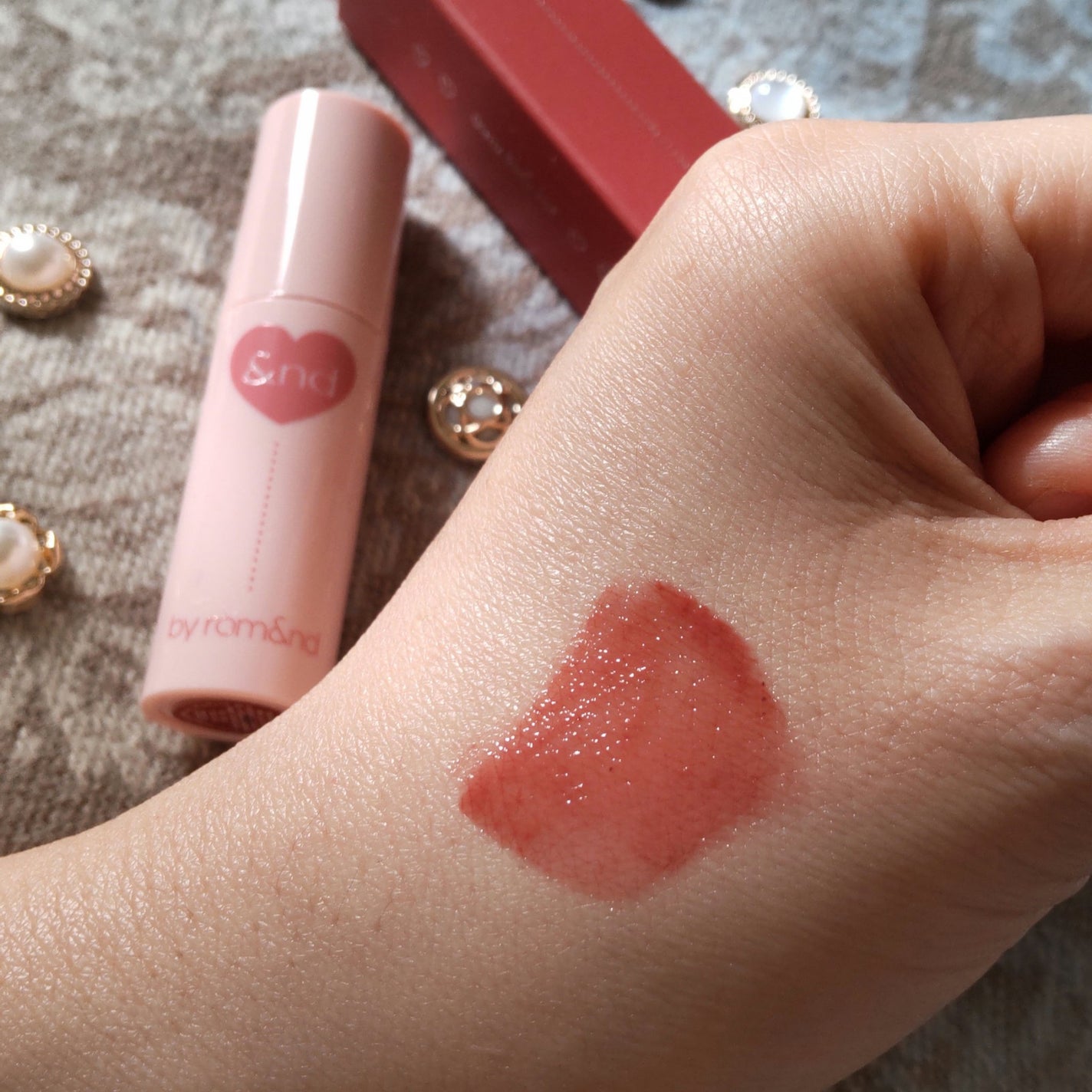 アンドバイロムアンド グラッシーボムティント/&nd by rom&nd/リップティントを使ったクチコミ(2枚目)