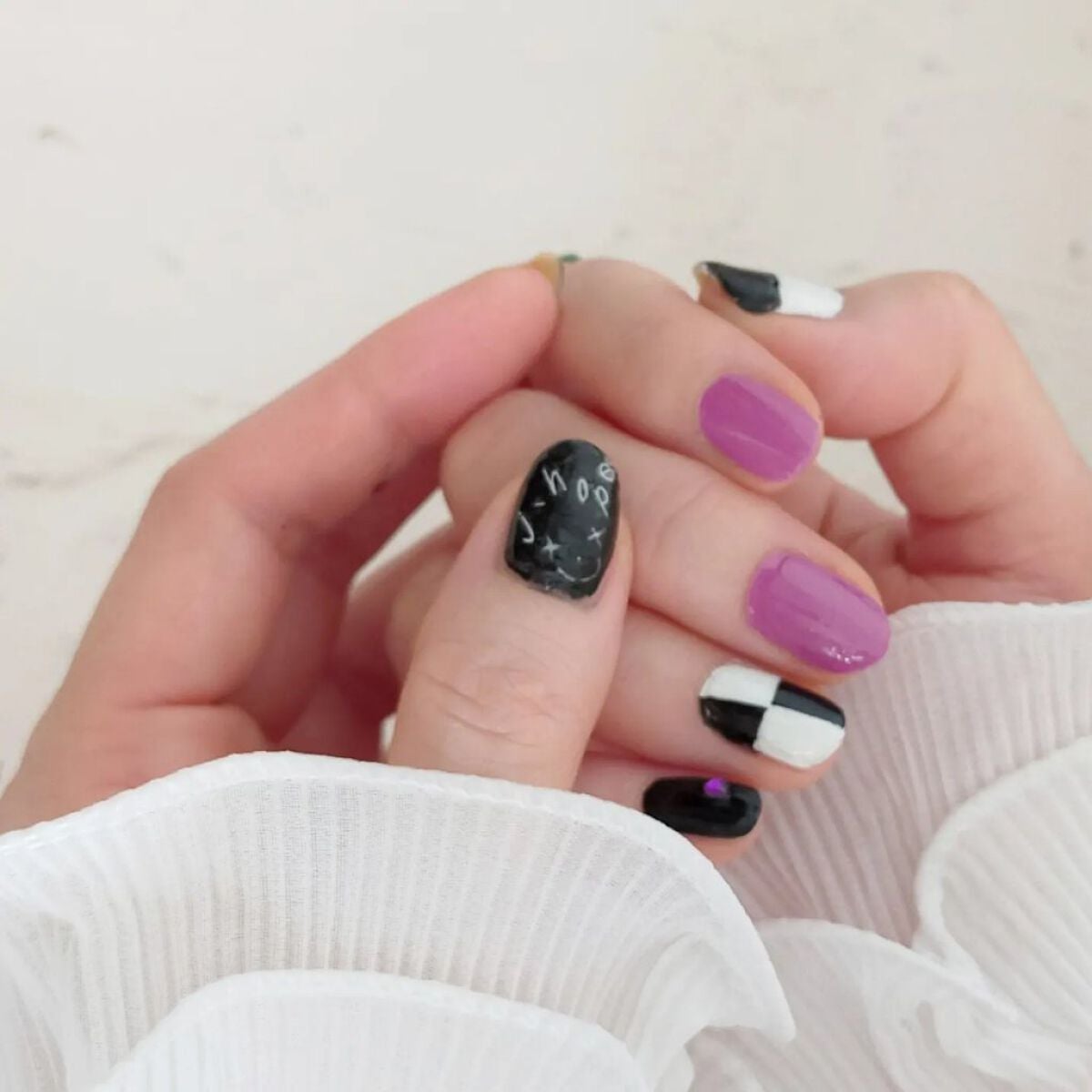 あちゃみん on LIPS 「チェッカーボードネイル…| ᐕ)·初めての推しネイル🥺💕気付い..」(5枚目)