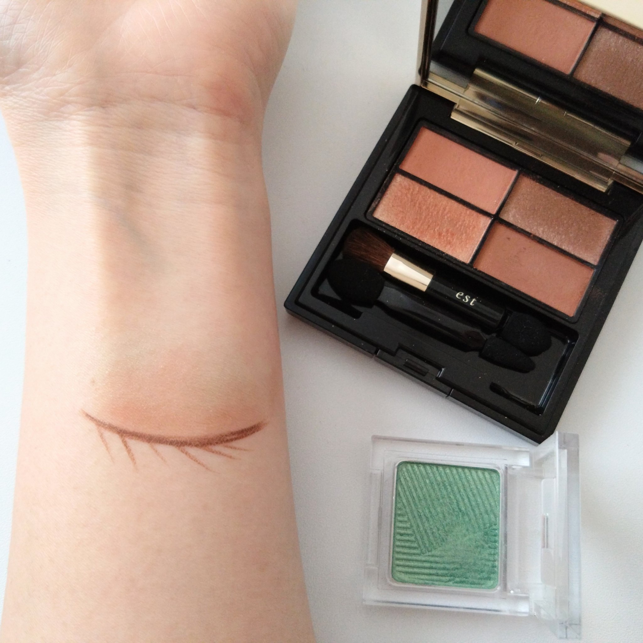 オーラデュウ プリズム イルミネーター ピコ 05 秋日和/SHISEIDO/単色アイシャドウを使ったクチコミ（2枚目）