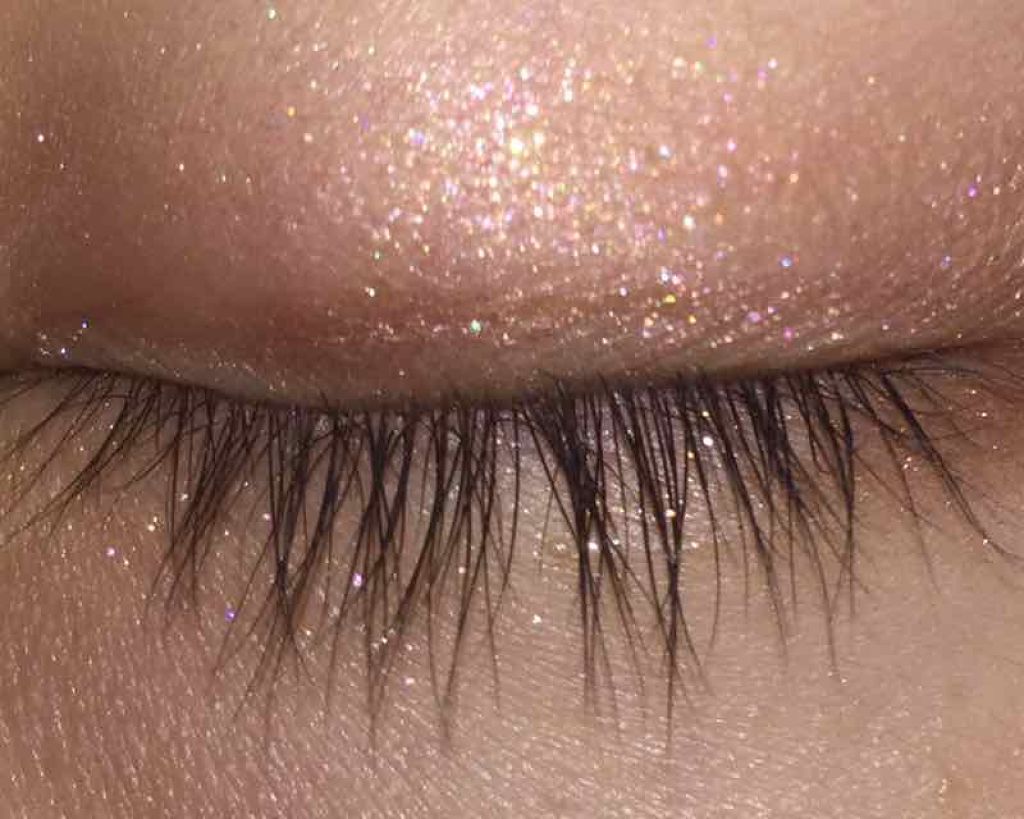 しおり on LIPS 「こんにち🐶しおりです!今回は私のまつ毛事情について、お話しよう..」(1枚目)