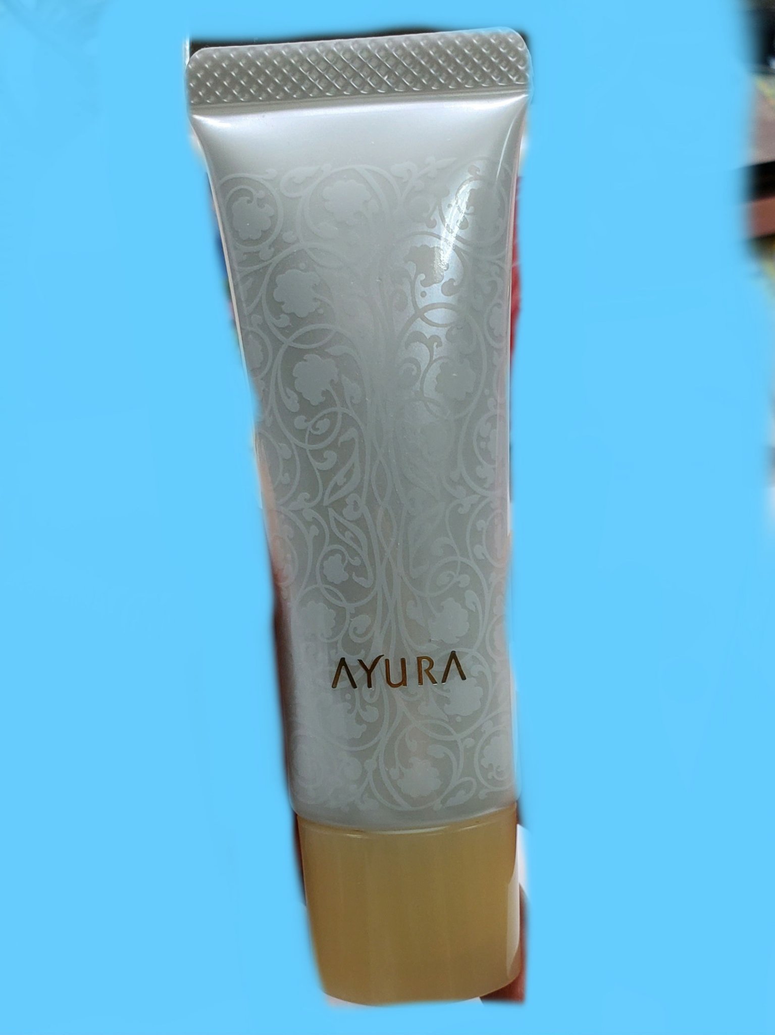 アユーラの福袋に入ってました。
キラキラが手についてなかなか取れません。
伸びも悪くベタつきます。オススメしません。
日焼け止めの香りがしっかりします。

AYURA ウェルバランス トーンアップカラー
