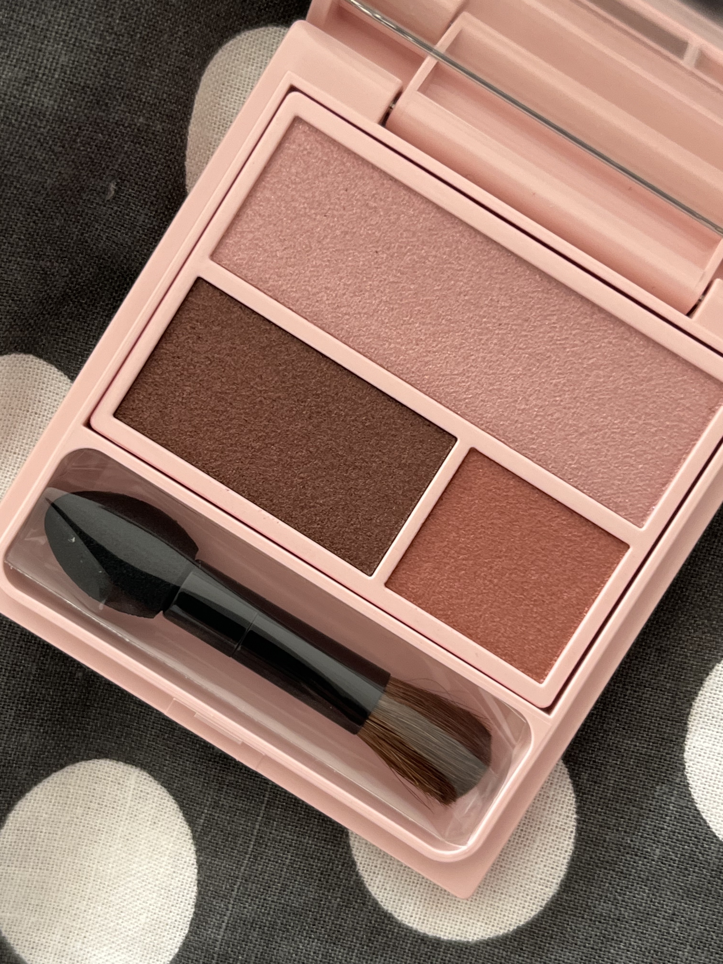 WHOMEE フーミー アイシャドウパレットのクチコミ「WHOMEE
フーミー アイシャドウパレットbelieve in pink


みなさんこんに.....」（3枚目）